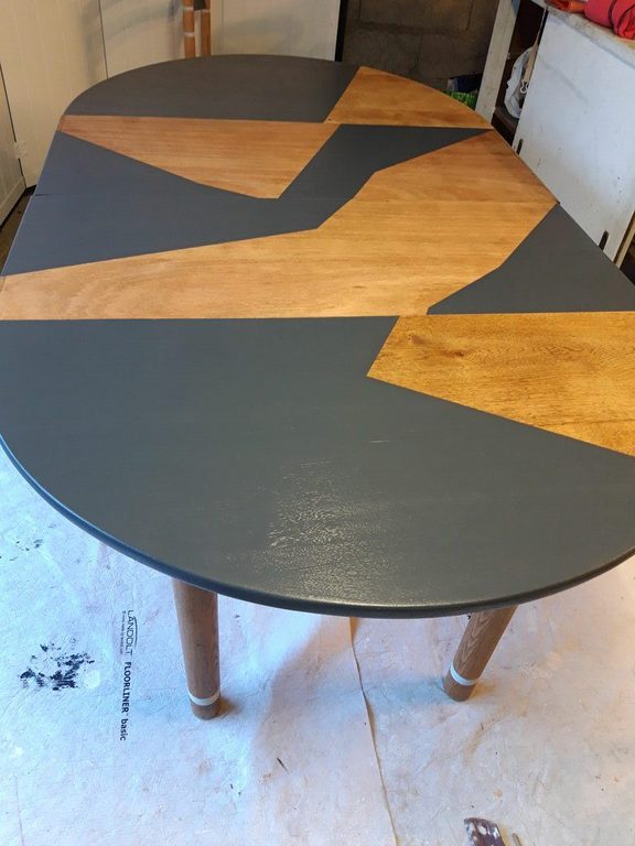 Détail du plateau — pointes de bois clair sur fond gris