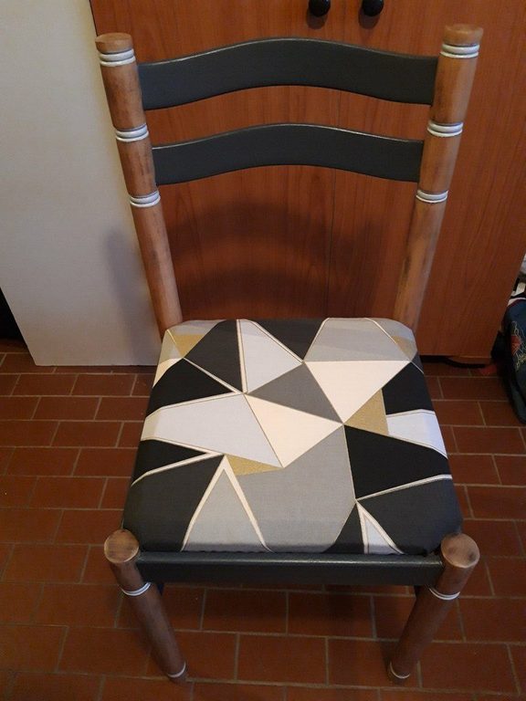 Plateau de table et chaise assortie, harmonie gris et bois