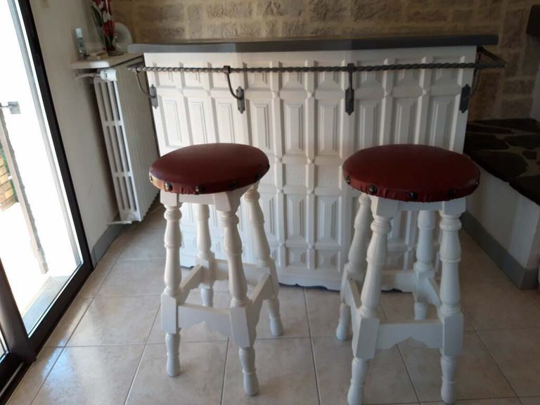 Comptoir du bar après relooking, barre d'appui en fer forgé