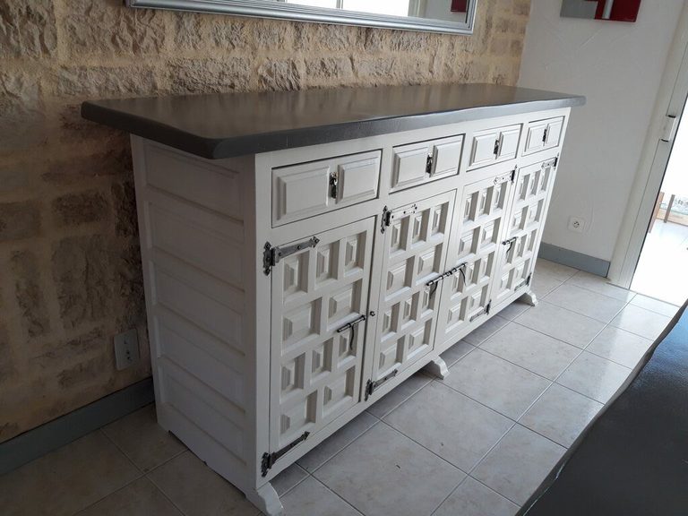 Mobilier espagnol relooké en camaïeu de gris à Casson — meuble bar à plateau gris basalte