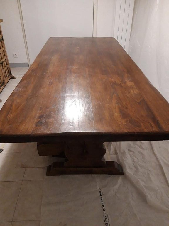 Avant relooking : table espagnole en bois foncé verni