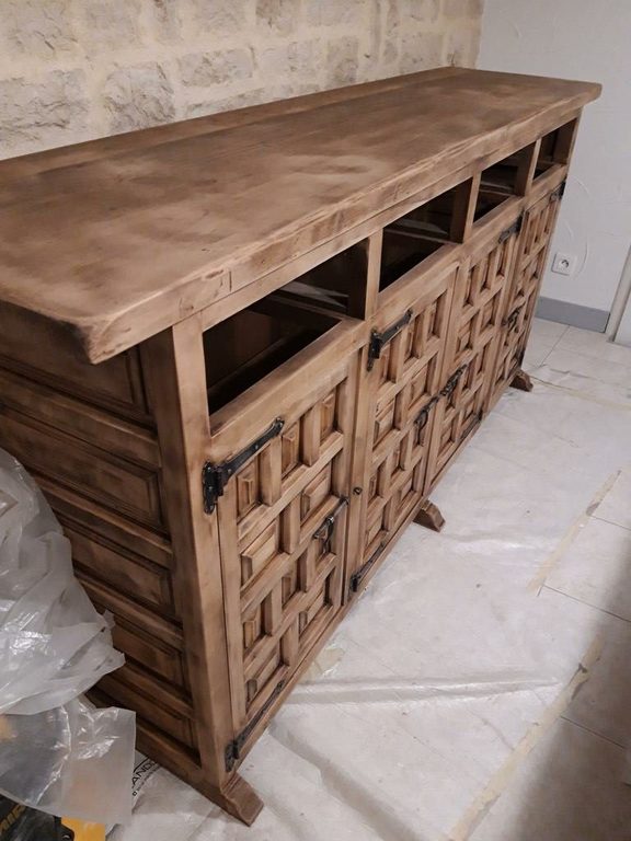 Avant relooking : buffet espagnol à caissons en bois foncé