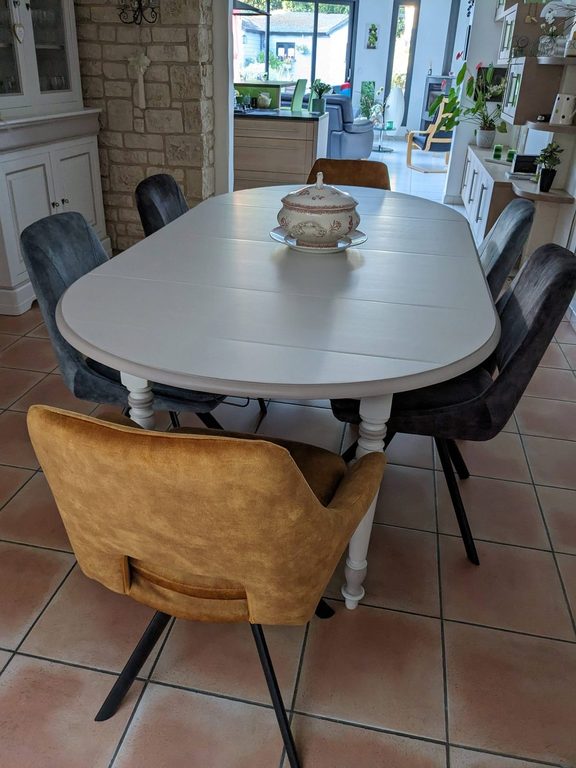 Table ovale relookée blanc grisé in situ