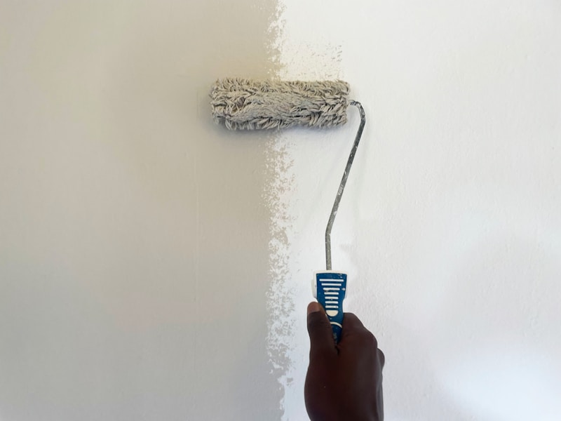 Peinture de mur au rouleau — rénovation intérieure en cours