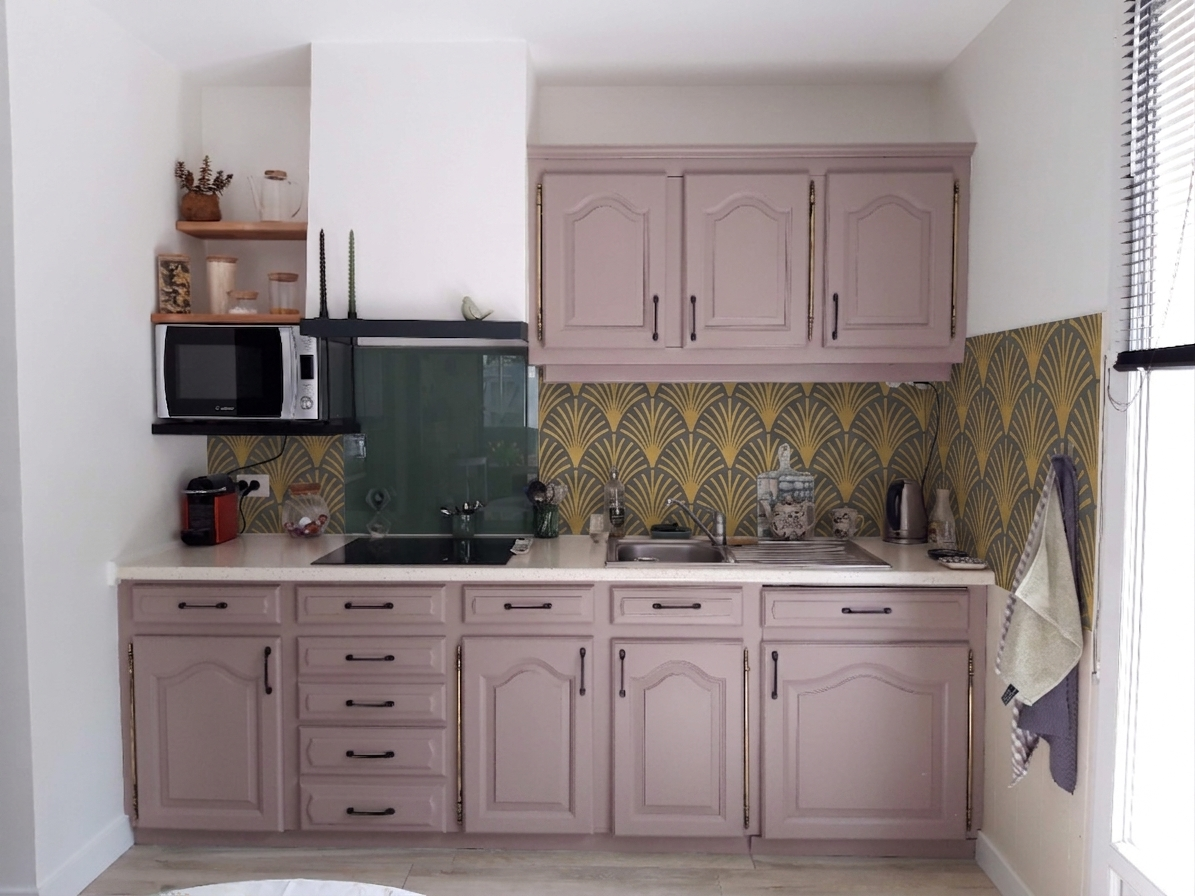 Simulation IA — relooking cuisine rosé avec pochoir