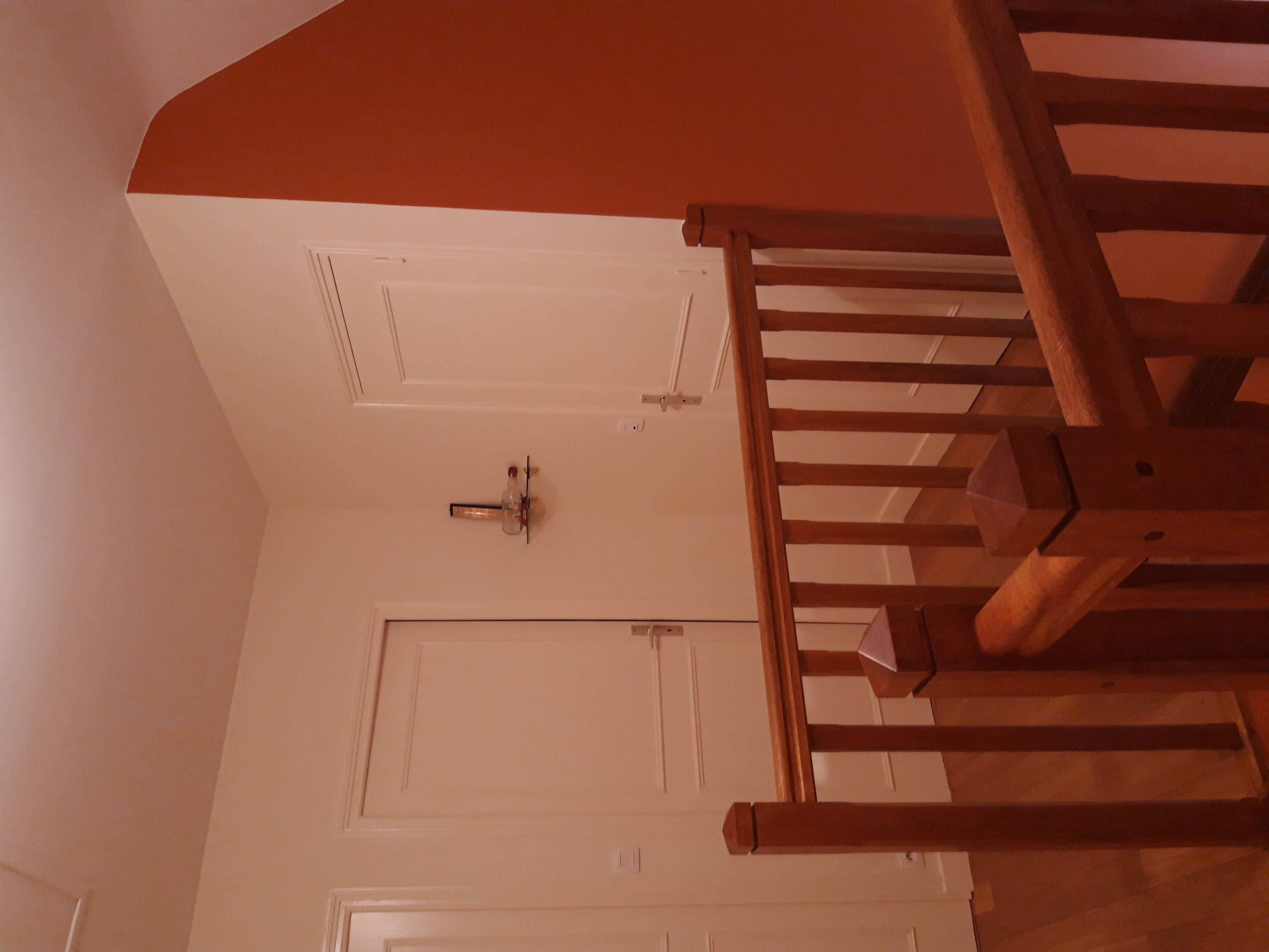 Cage d'escalier blanc et terracotta — Blanch'ART