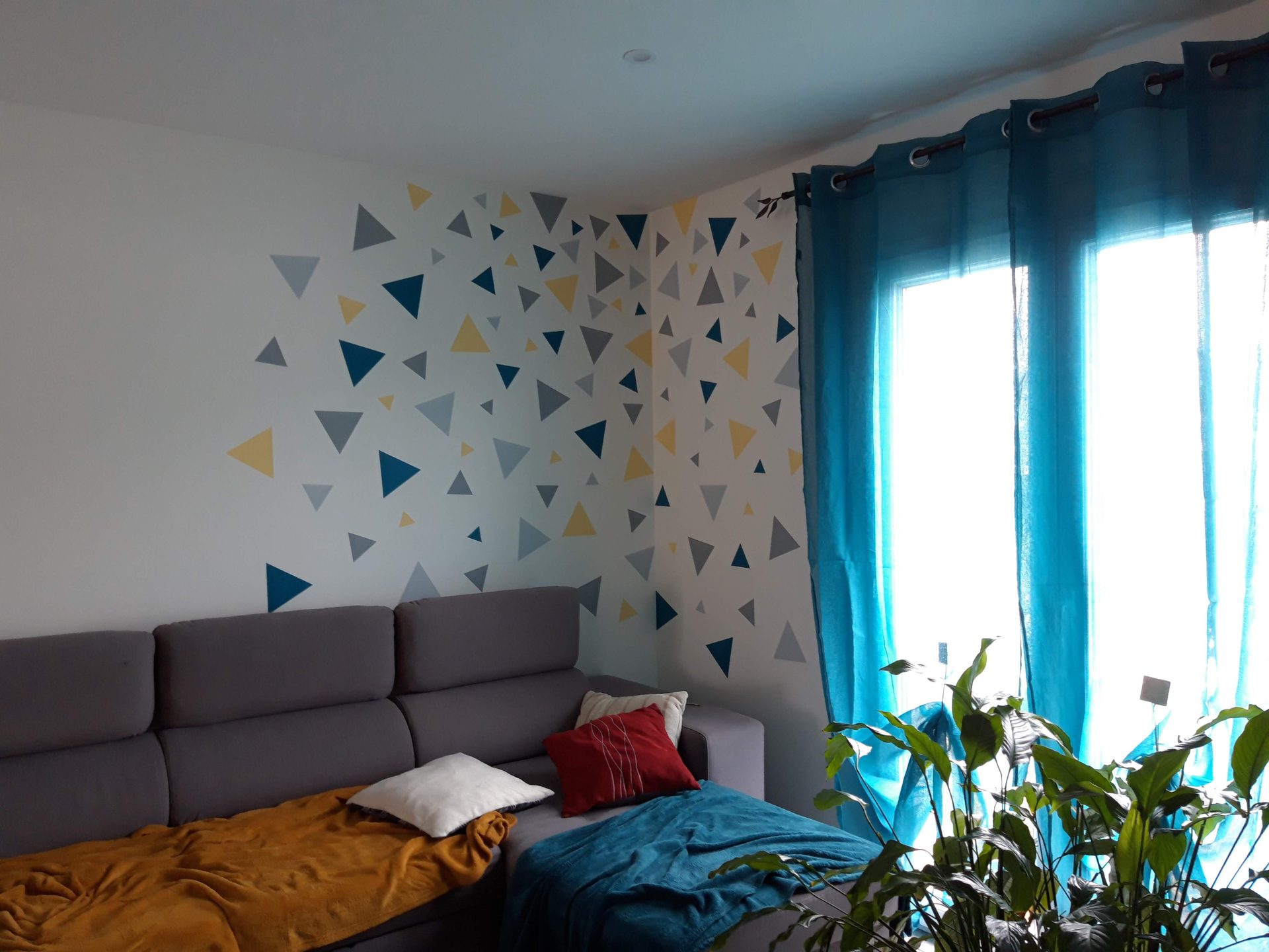 Color zoning — mur triangles géométriques en séjour
