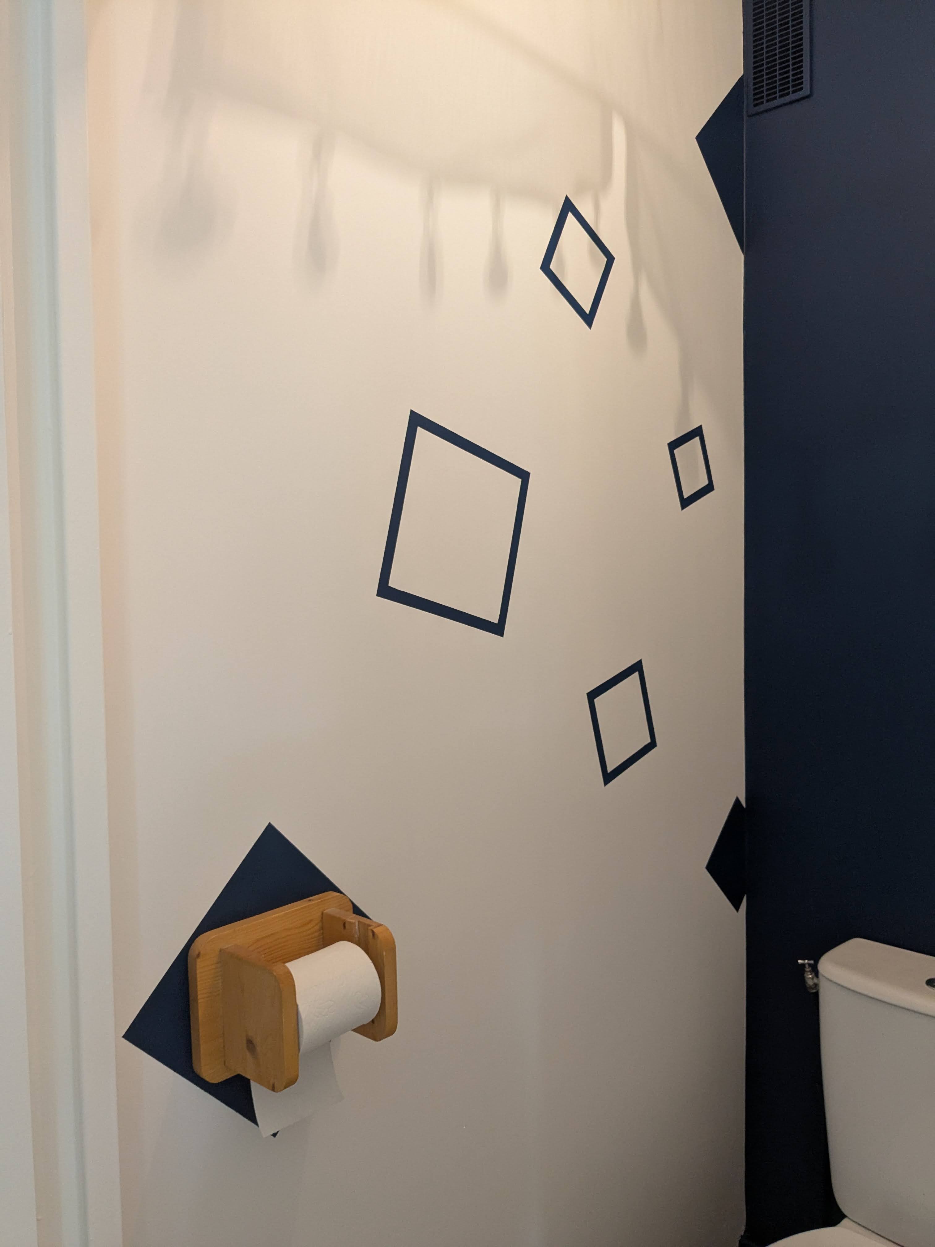 Color zoning — détail losanges bleu marine peints