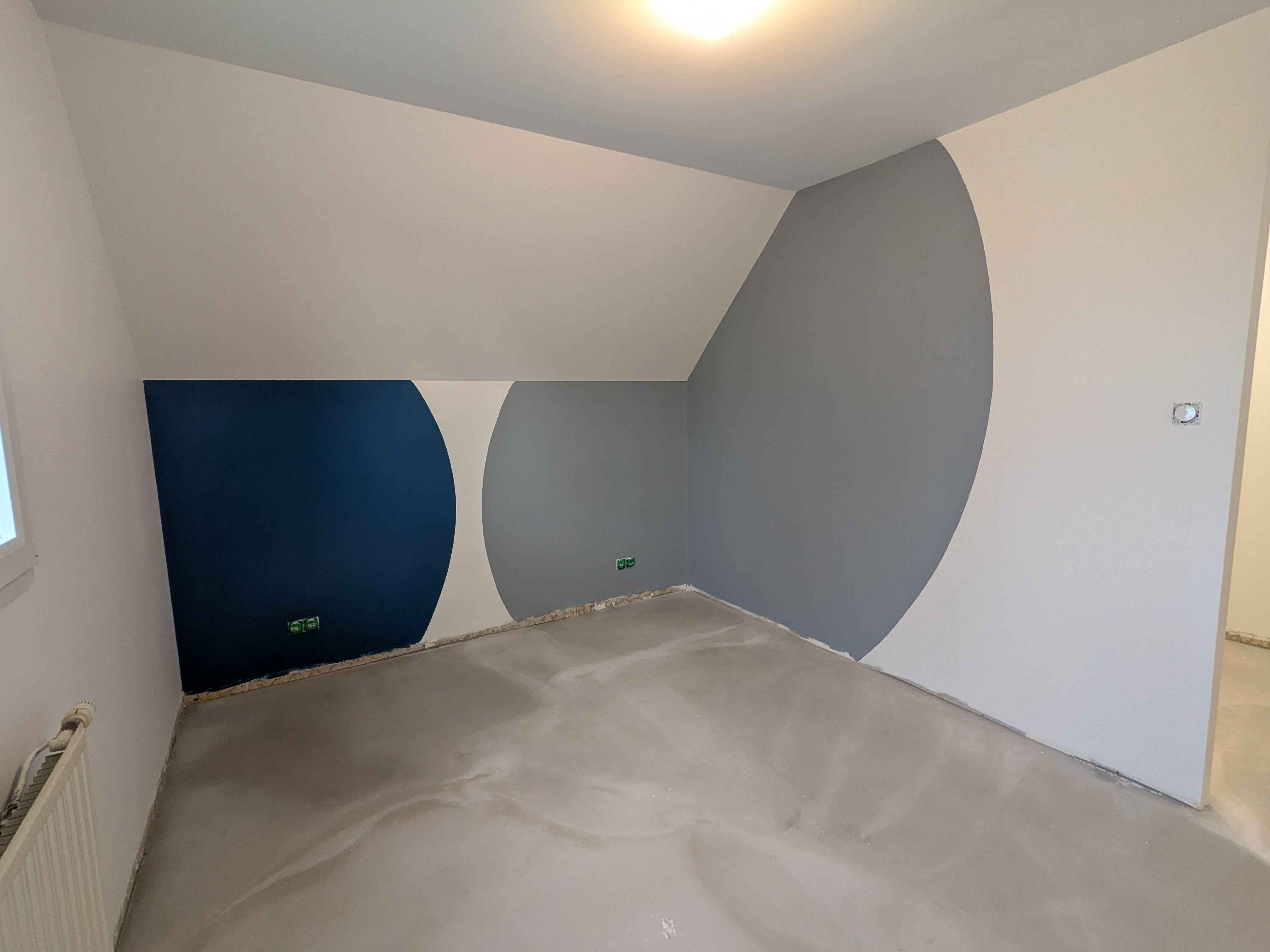 Color zoning — chambre sous combles, cercles bleu marine et gris