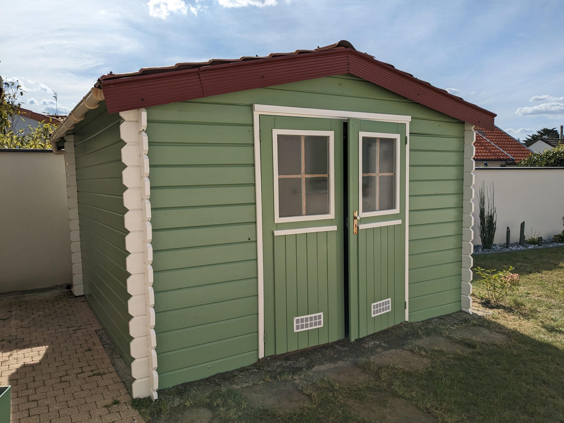 Peinture extérieure — abri de jardin en bois peint vert sauge et blanc