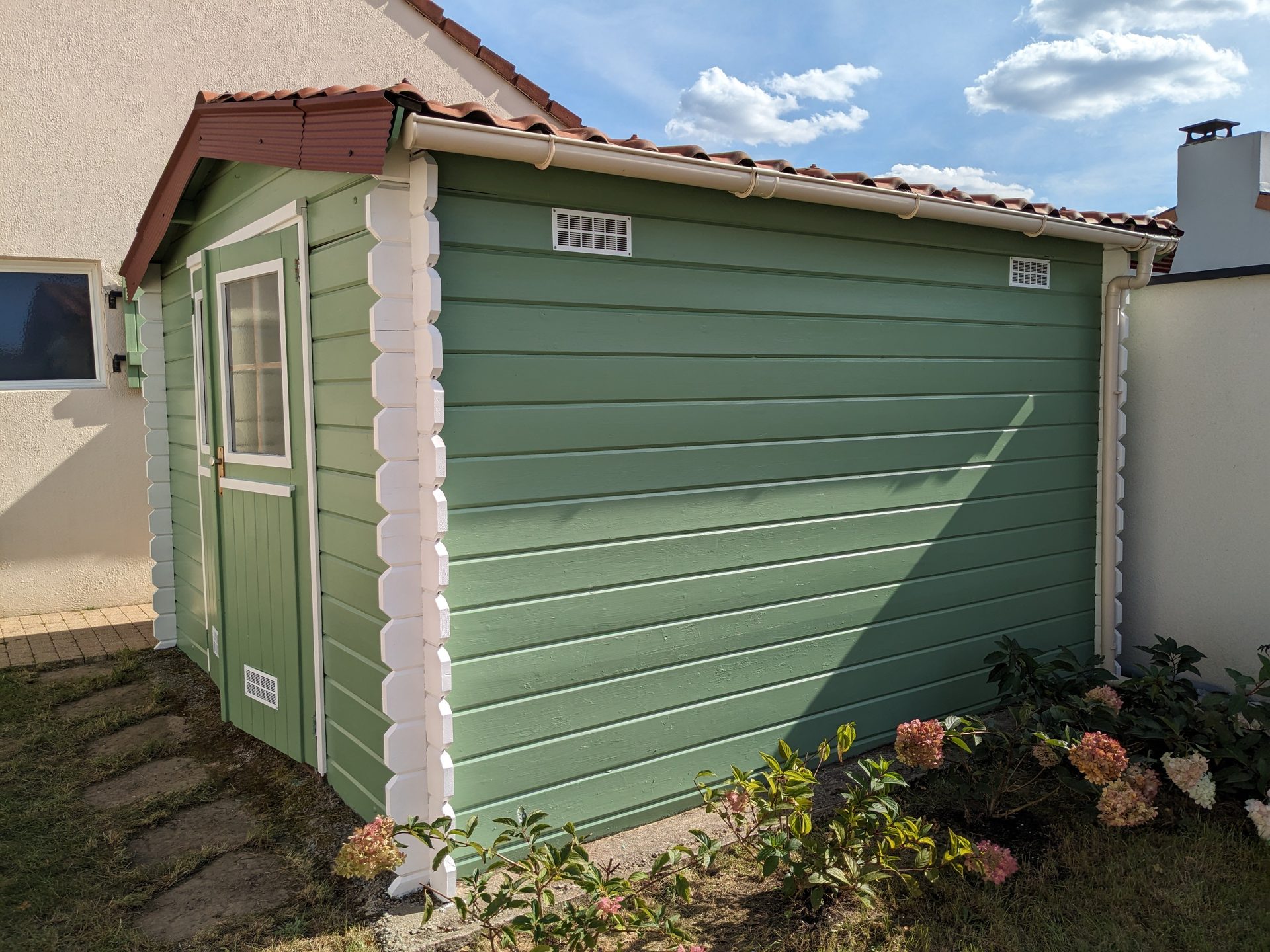 Peinture extérieure — abri de jardin, vue de côté