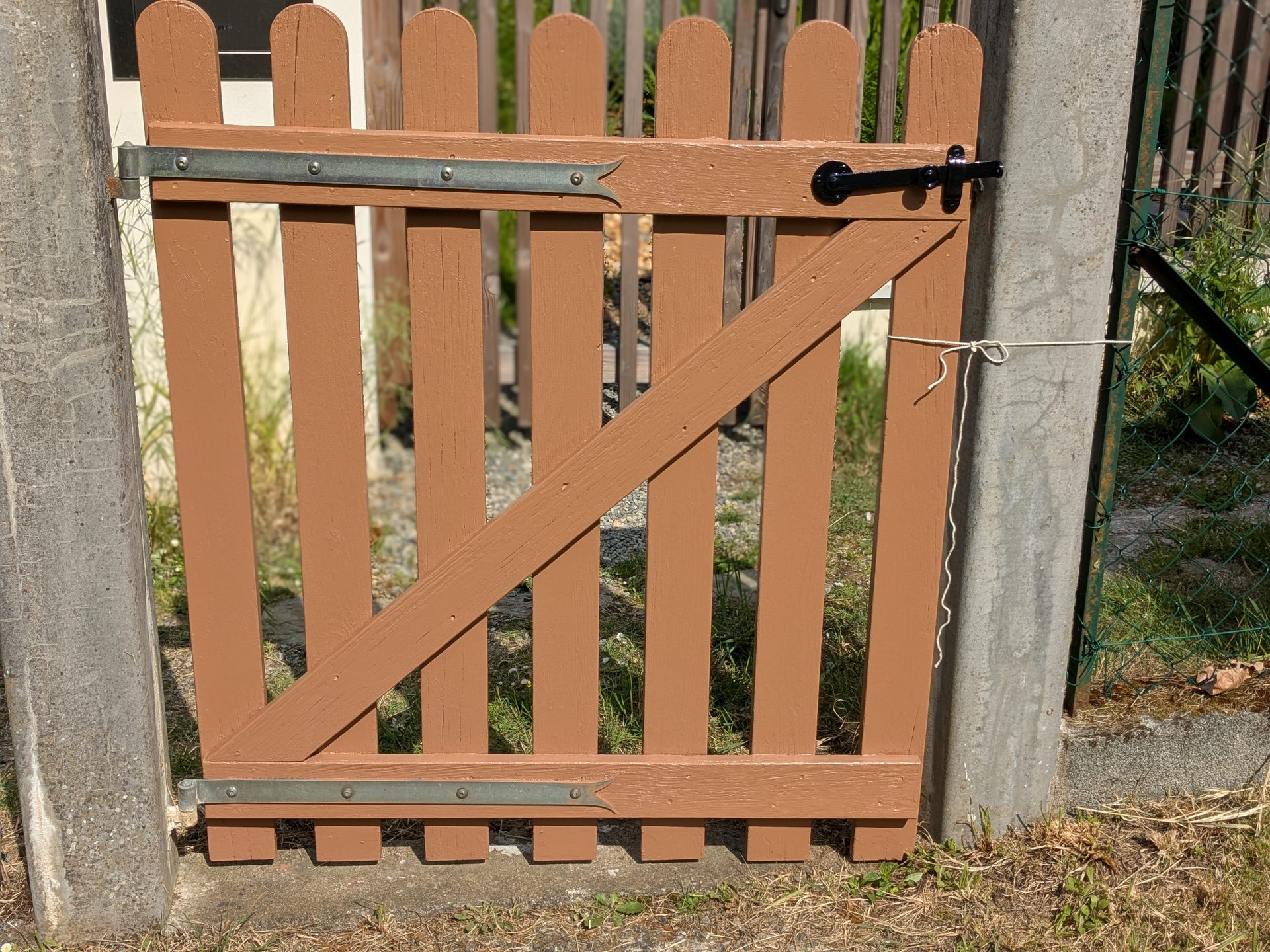 Peinture extérieure — portillon en bois peint terracotta