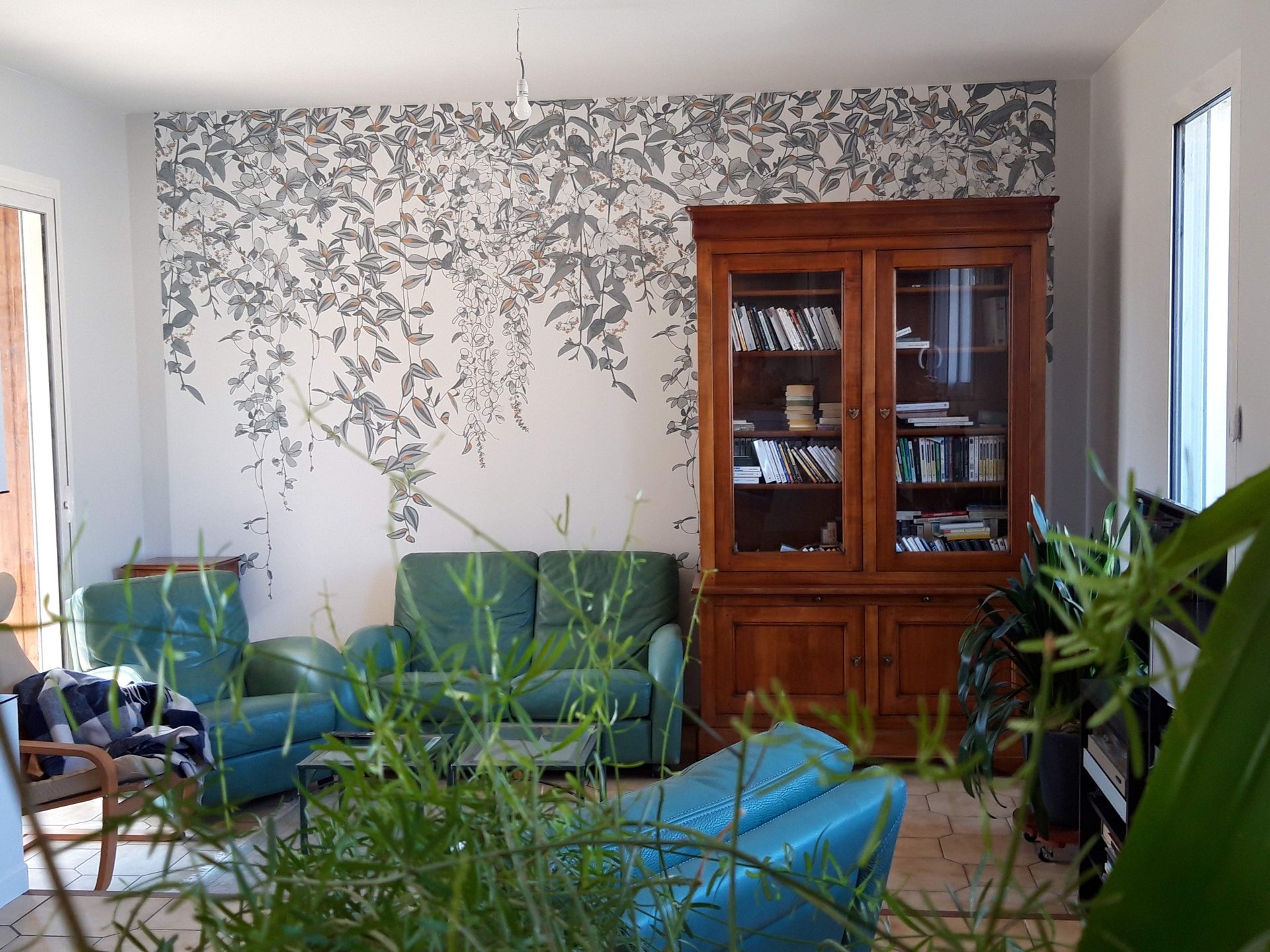 Papier peint un lé plantes retombantes dans salon