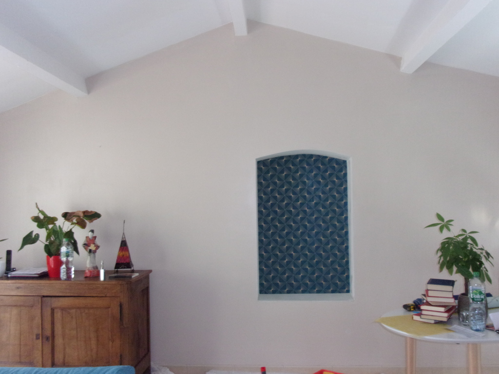 Niche murale avec papier peint géométrique — vue d'ensemble séjour