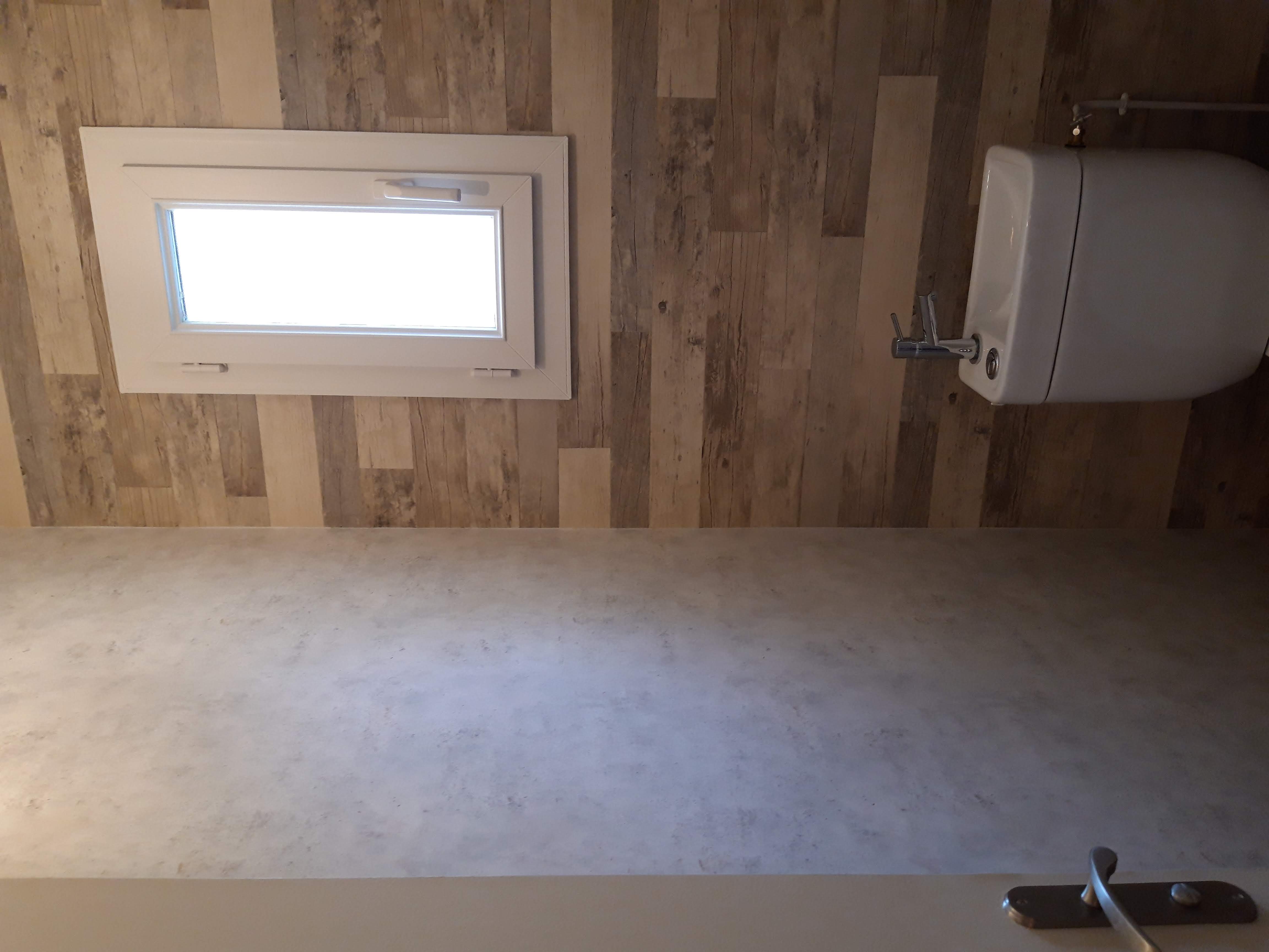 WC rénovés — papier peint bois et béton ciré — Blanch'ART