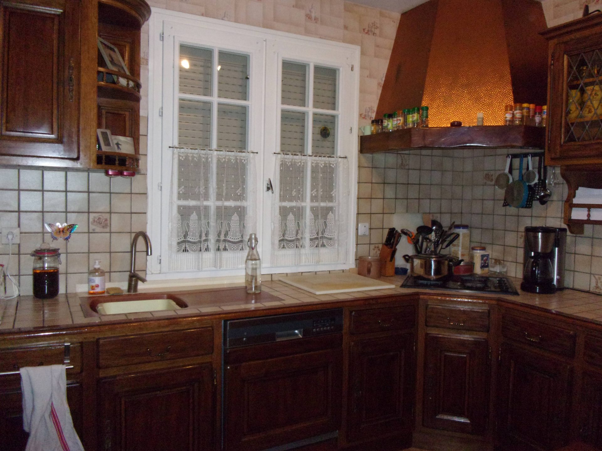 Cuisine avant relooking — vue évier et hotte