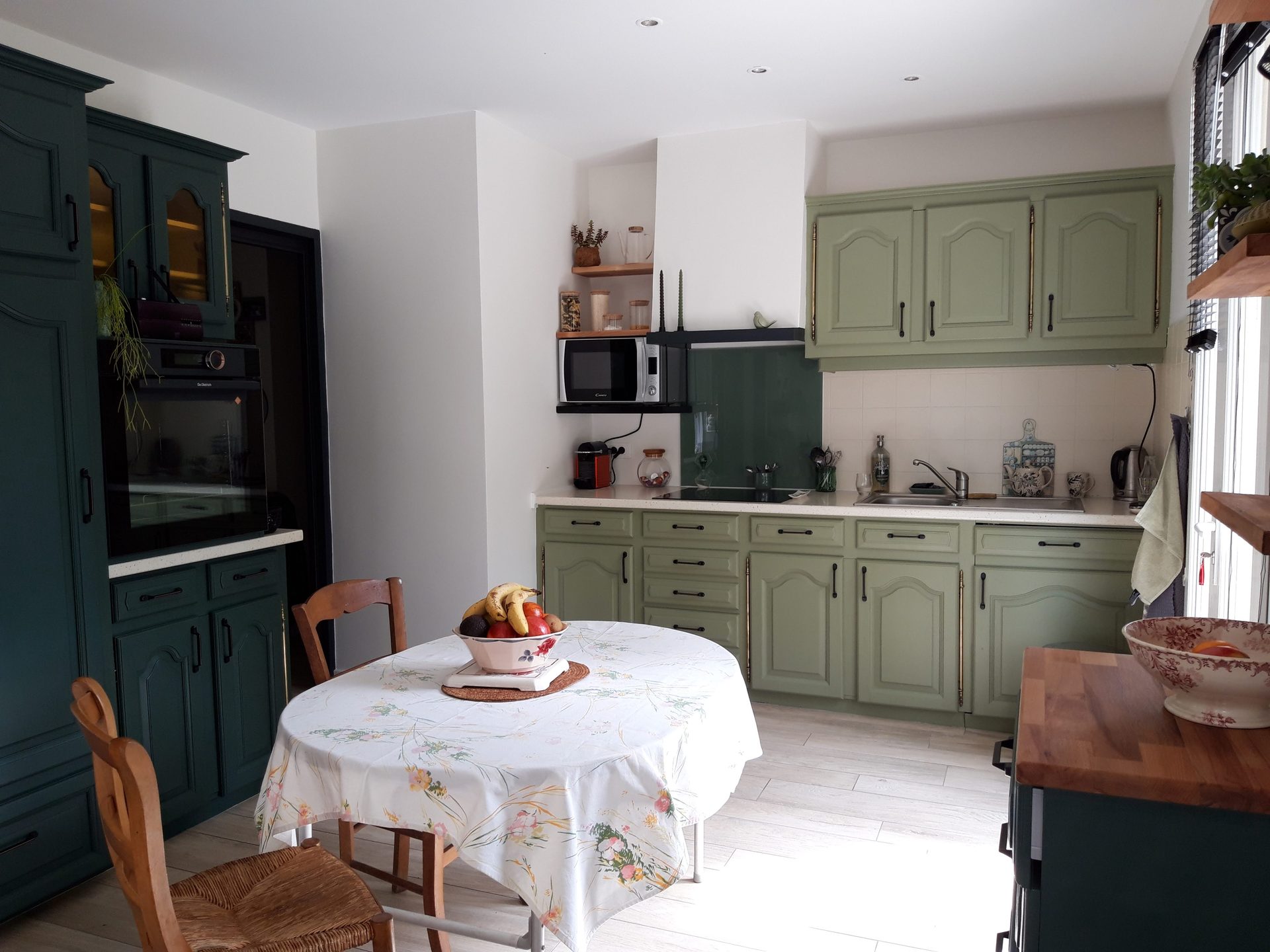 Cuisine chêne baroque relookée bicolore vert sapin et vert sauge — Blanch'ART