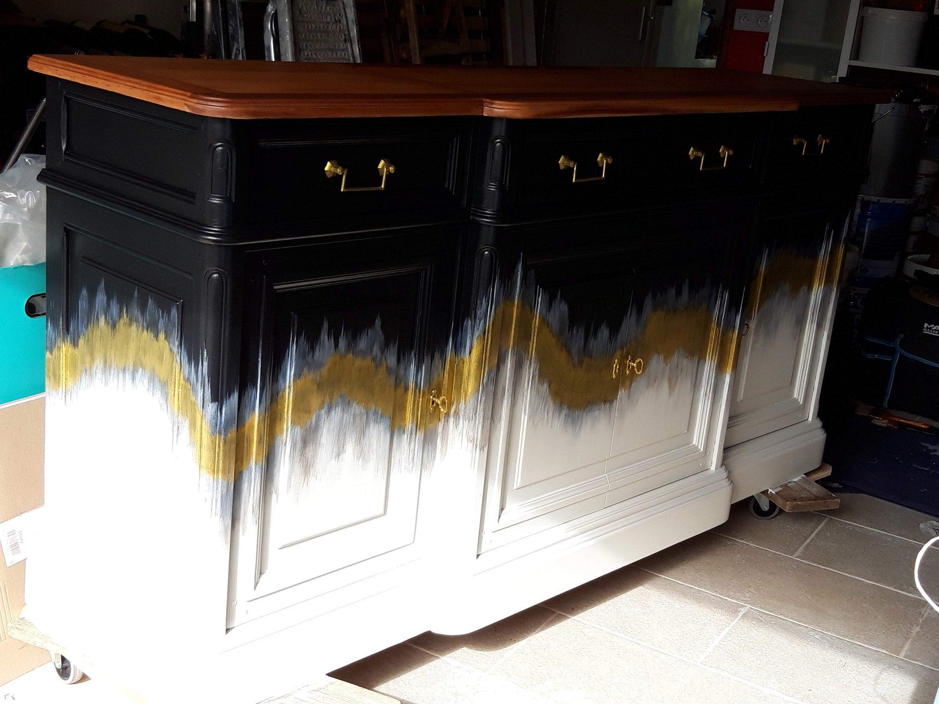 Buffet relooké noir avec effet ombré doré